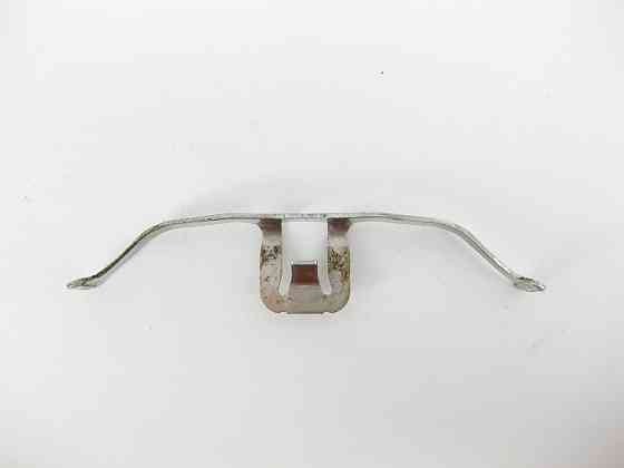 Mercedes-Benz  A0009934607 Утримуюча скоба - пружина скоби переднього гальмівного супорта E-Class W212 C207 C-Class W204 CLS C218 Одесса