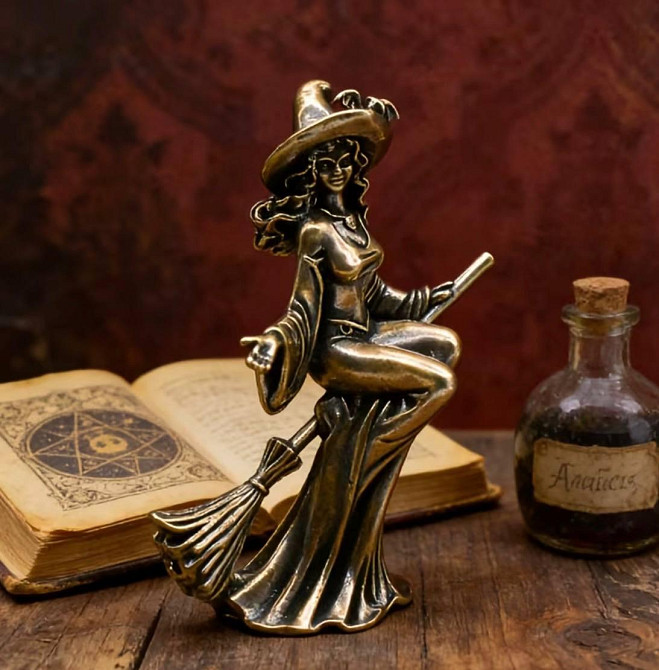 Фігурка відьма на мітлі вінтаж бронза, декоративна статуетка відьма, готичний декор, подарунок Halloween Київ - фото 1