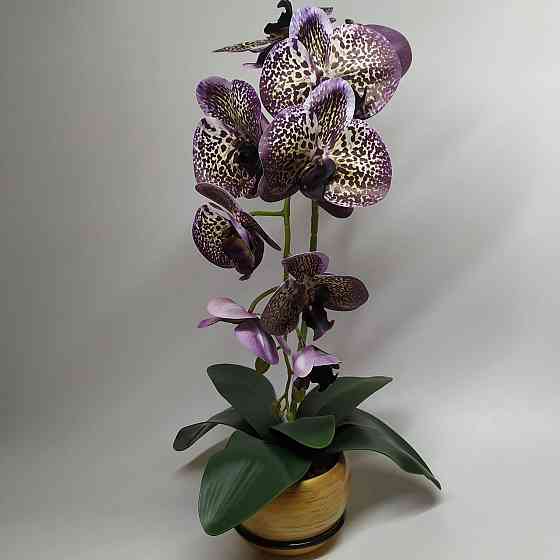 Штучна латексна орхідея VIP у жовтому керамічному кашпо на одну гілку фіолетово-жовта Дніпро