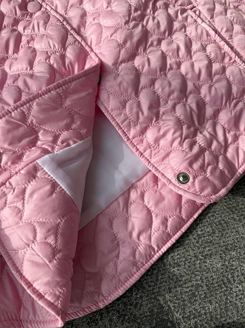 Женская повседневная куртка с сердечками на кнопках плащевка Лаке на силиконе Барби Одесса - изображение 4