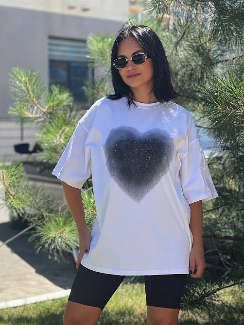 Футболка жіноча SHENG 6820 подовжена супер оверсайз велике серце каміння one size, білий, one size Київ - фото 8
