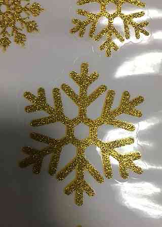 Новорічні сніжинки на вікна золоті з блискітками - розмір стікера 50*32см, силікон Київ