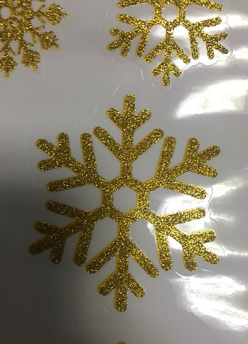 Новорічні сніжинки на вікна золоті з блискітками - розмір стікера 50*32см, силікон Київ - фото 3