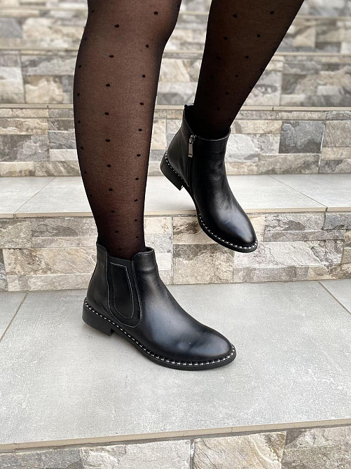 Vesna Стильні жіночі шкіряні демісезонні черевики весна-осінь на низькому каблуці чорні (2468) Коломия - фото 5