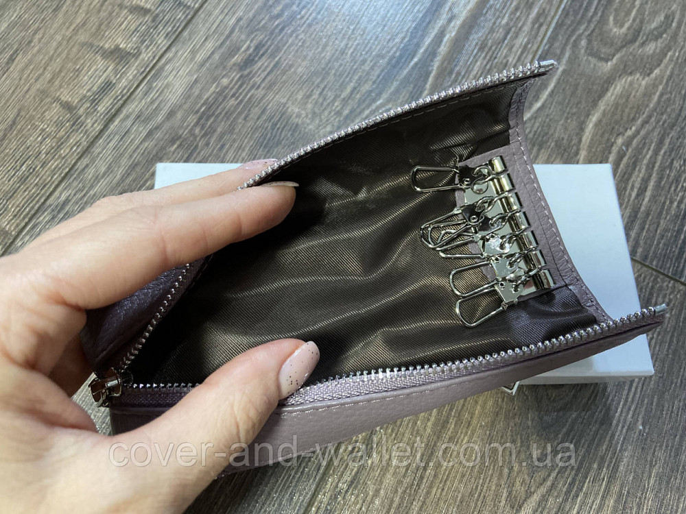 Пудровая кожаная женская ключница на молнии с карабинами Helen Verde 017 Киев - изображение 3