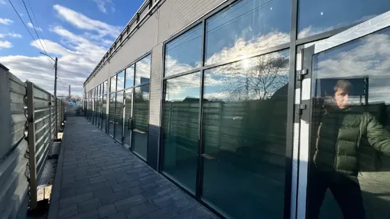 Новий торговий комплекс. Вода, каналізація, туалети вже зроблені. Червона лінія з окремим входом Дніпро