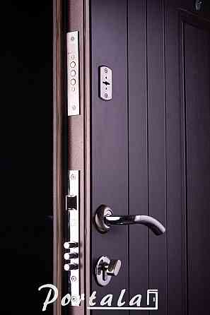 Двери уличные, серия Элегант, модель Нью-Йорк, двухцветная, гнутый профиль, 2 контура уплотнения, 2 замка Киев