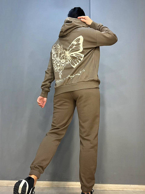 Костюм женский Joggy 7924-7631 джоггеры на резинке и худи с капюшоном бабочка на спине коричневый, коричневый, XS Киев - изображение 20