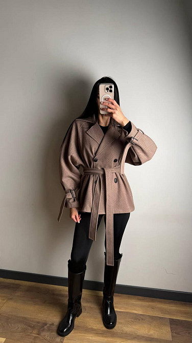 Женское трендовое пальто с двубортной застежкой на пуговицы и поясом Одесса - изображение 9