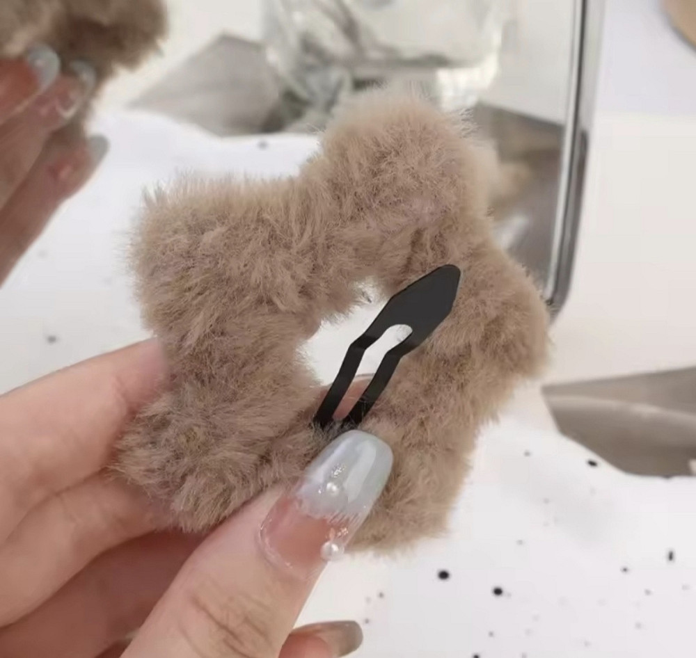 Заколка зі штучного хутра 