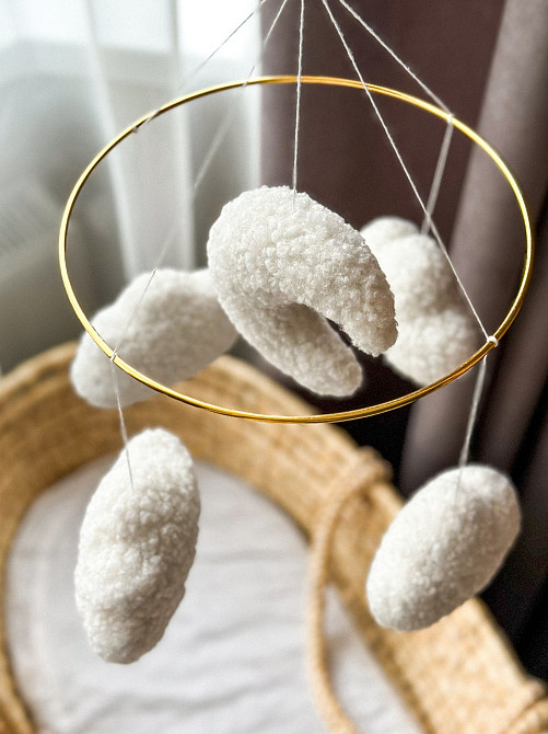 Дитячий мобіль на ліжечко для немовлят ручної роботи WooolyWool «Хмари букле» Київ - фото 9