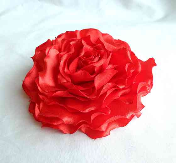 Брошь цветок из ткани ручной работы 