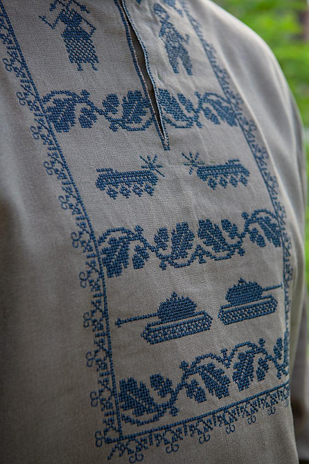 Мужская льняная вышиванка хаки с черной вышивкой «Защитник» Патриотическая вышиванка Украина стильная военная Киев - изображение 2