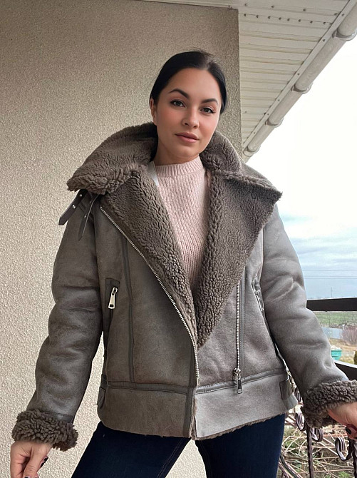 Дублянка жіноча Aftf Basic 243 середньої довжини з екозамші на блискавці з хутром капучино, капучино Одеса - фото 7