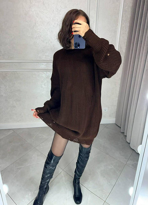 Женское уютное теплое платье свободного силуэта с рваным эффектом машинная вязка Коричневый Одесса - изображение 2