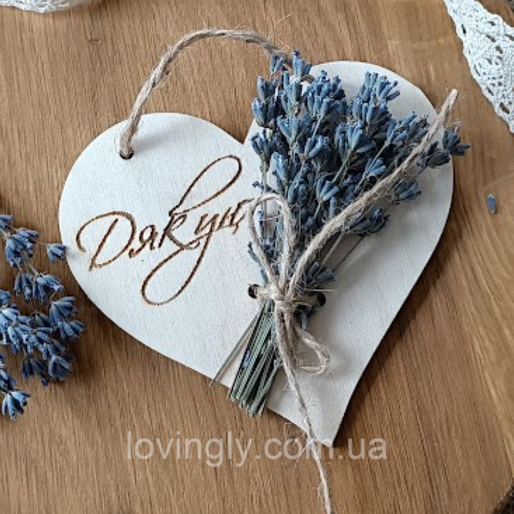 Открытка ручной работы декорирована цветами 