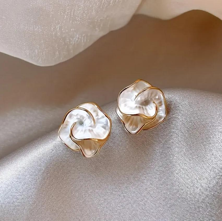 Серьги-пусеты с цветком камелии Эмаль, минималистичная, 1 пара Киев - изображение 2