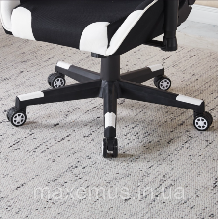 Компьютерное кресло для геймера из ткани с регулировкой подлокотников кресло геймерское B-142 черно-белое Мостиска