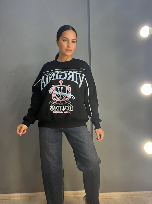 Світшот жіночий OLIVIA 2468 напис попереду VIRGINIA утеплений на флісі модель оверсайз one size, чорний, one size Київ - фото 3