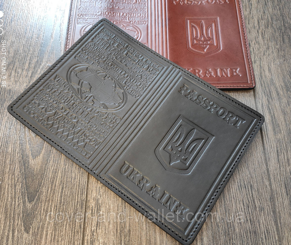 Шкіряна обкладинка на паспорт із тисненням «Герб України» з прозорим вікном Puos Київ - фото 1