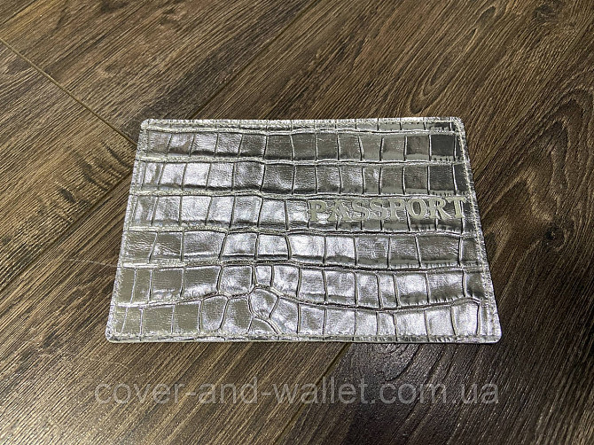 Женская кожаная обложка на паспорт серебристого цвета под крокодила ST Leather Киев - изображение 4