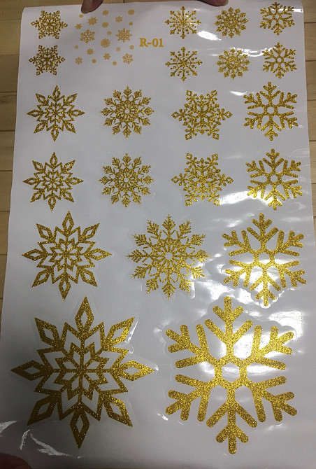 Новорічні сніжинки на вікна золоті з блискітками - розмір стікера 50*32см, силікон Київ - фото 2