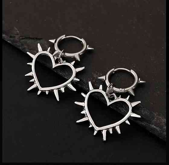 Сережки-кільця з підвіскою серце зі шипами — сріблястий колір Київ