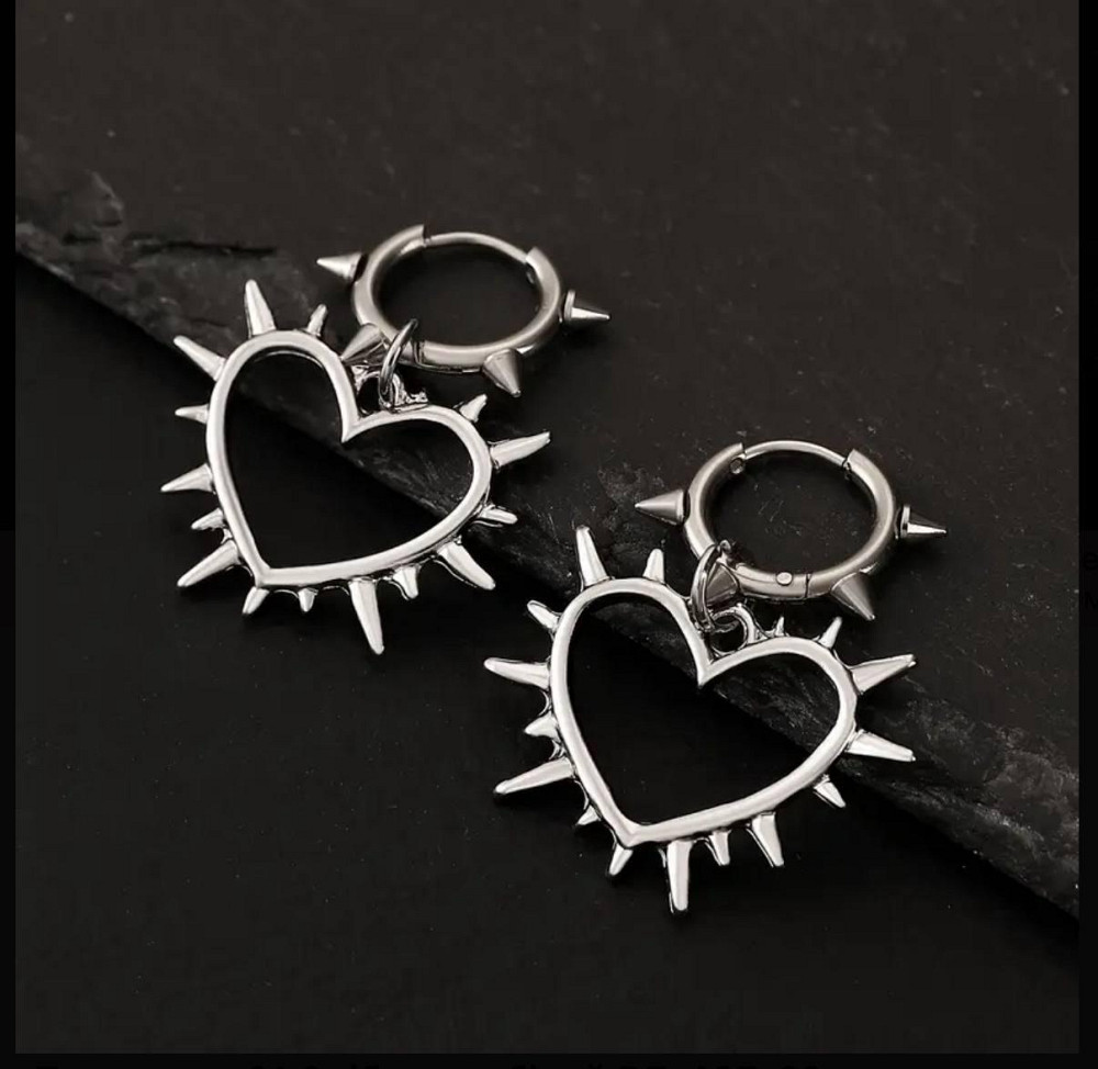Сережки-кільця з підвіскою серце зі шипами — сріблястий колір Київ - фото 1