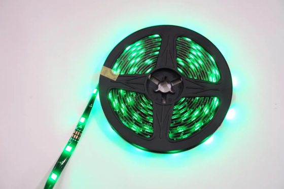 Світлодіодна USB RGB стрічка 5м SMD 5050 з пультом для підсвічування ТВ: клейка основа, чорний провід Одеса