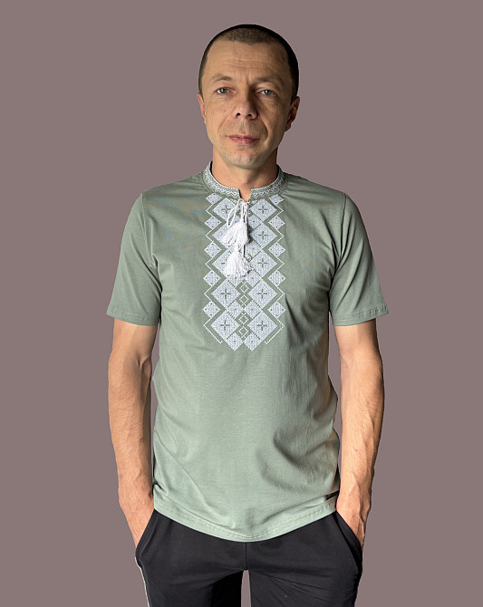 Чоловіча футболка вишиванка оливкова з великою білою вишивкою 2XL Київ - фото 1