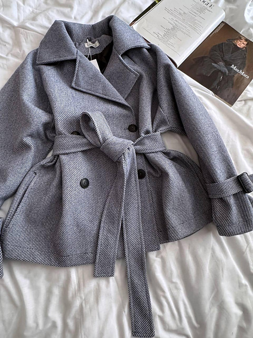 Женское трендовое пальто с двубортной застежкой на пуговицы и поясом Синий Одесса - изображение 9