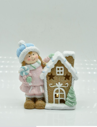 Новорічна декоративна фігурка з підсвіткою 15×8×16 см Новорічний декор Дівчинка з пряниковим будиночком із порцеляни CR-6-4 Коломыя