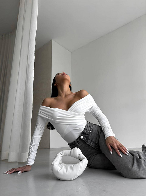 Женский романтичный боди с открытыми плечами трикотаж масло Молочный Одесса - изображение 5