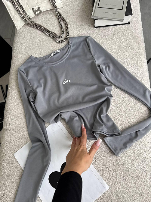 Стильний жіночий базовий лонгслів із написом і вирізом під пальчик мікродайвінг Сірий Одеса - фото 10