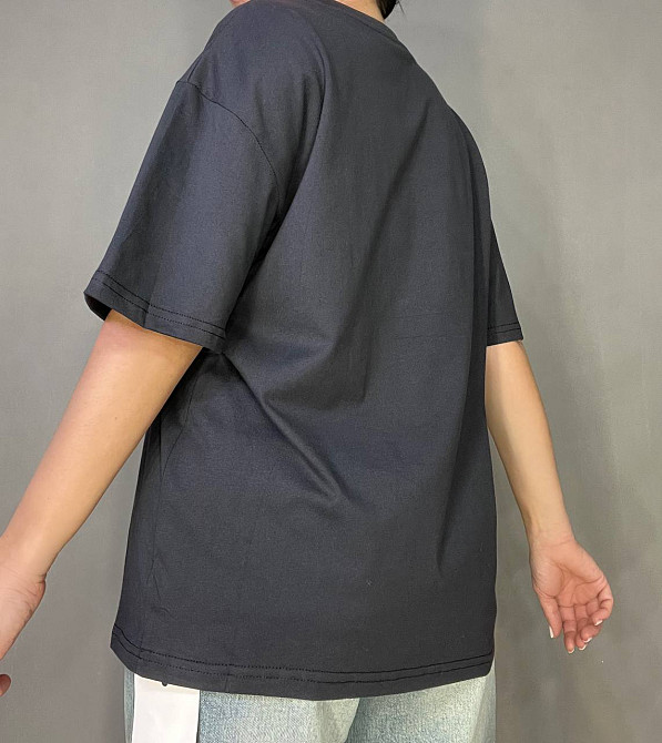 Футболка жіноча A-N 25007 оверсайз подовжена з написом принтом попереду one size, графіт, one size Київ - фото 6