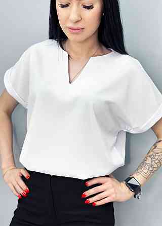 Женская блузка с вырезом и коротким рукавом 