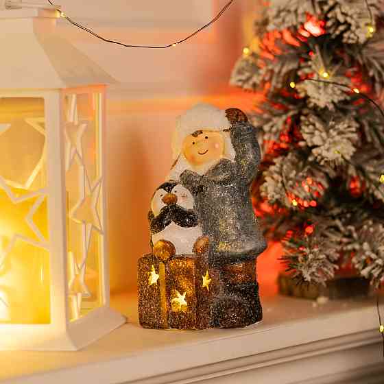 Новорічна декоративна фігурка з підсвіткою 9×10×19 см Новорічний декор Дівчинка з подарунком з порцеляни CR-5-18 Коломыя