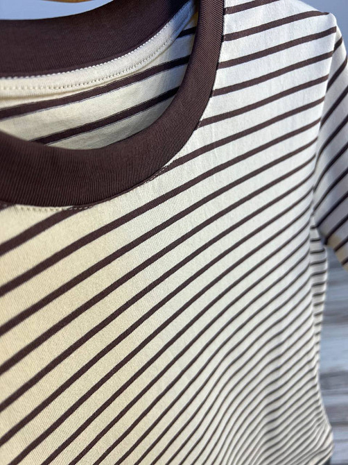 Футболка жіноча A-N 25190 смугаста базова контрастний комір середня довжина one size коричнева, коричневий, one size Київ - фото 14