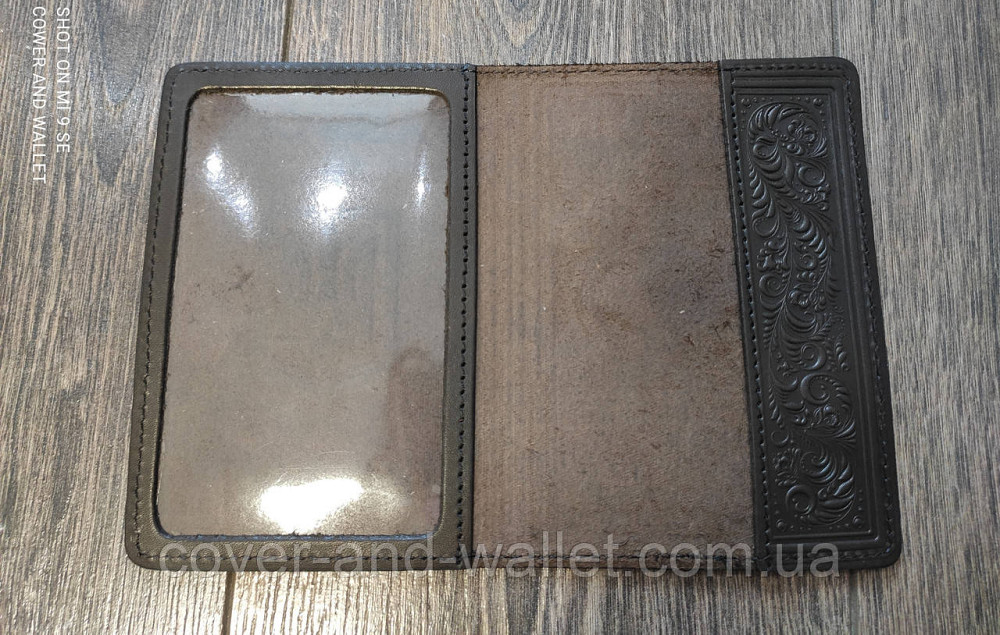 Шкіряна обкладинка на паспорт із тисненням «Герб України» з прозорим вікном Puos Київ - фото 2