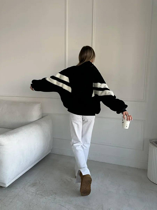 Жіноча тепла оверсайз куртка-бомбер букле на підкладці Одеса - фото 3