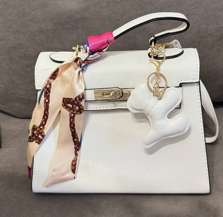 Сумочка з еко-шкіри через плече з кольоровим шарфом на ручці та брелоком (Білий) Вінниця - фото 1