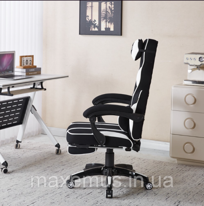 Компьютерное кресло для геймера из ткани с подставкой для ног и регулировкой спинки B-141 черно-белое Мостиска - изображение 3