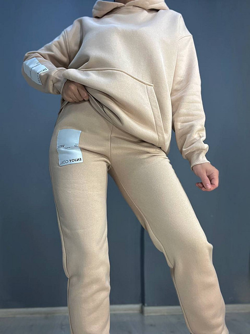 Костюм жіночий ENJOY 2920 худі з капюшоном брюки резинка нашивка утеплений фліс бежевий, бежевий, S Київ - фото 4