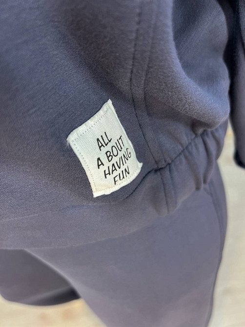 Костюм жіночий CREP 82287 біфлекс світшот резинка нашивка та брюки палаццо широкі від стегна графіт, Одеса - фото 4