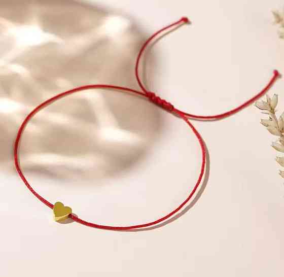 Красный браслет-оберег с золотистым сердечком Киев