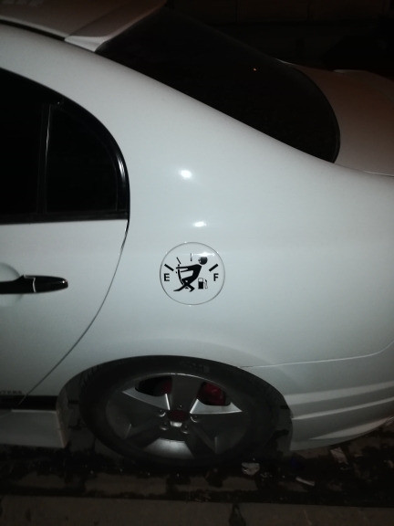 Наклейка на крышку бака авто Черная, Белая светоот Киев - изображение 6