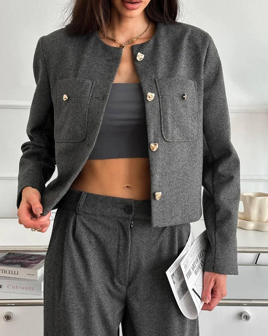 Женский лаконичный костюм с укороченным жакетом на подкладке и широкими брюками кашемир. Серый, 4244 Одесса - изображение 7