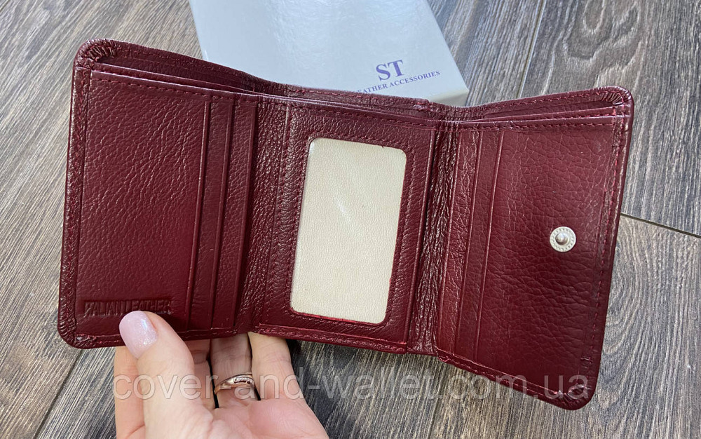 Компактный шкіряний жіночий гаманець бордового кольору ST Leather 403 Київ - фото 2