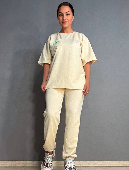 Костюм женский CAPPITONE 20101 оверсайз футболка и брюки-джогеры с надписью бежевый, бежевый, M Киев - изображение 14