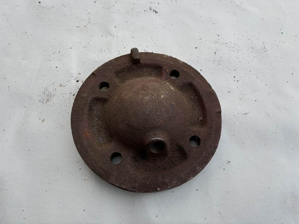 Крышка наружная поддерживающая ролика ходовой части Т-150. А25.33.103. Харьков - изображение 1